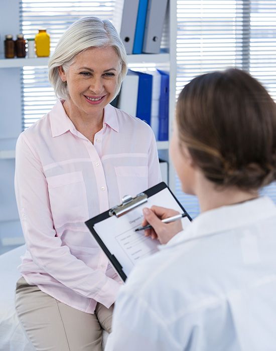 Mujer en cita medica